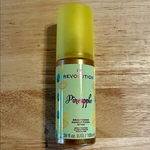 Revolution Pineapple Brightening Makeup Setting Spray - Yellow